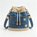Un bolso de mezclilla tejida estilo bohemio que complementa todos tus looks ✨