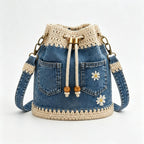 Un bolso de mezclilla tejida estilo bohemio que complementa todos tus looks ✨