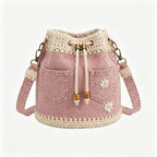 Un bolso de mezclilla tejida estilo bohemio que complementa todos tus looks ✨