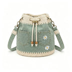 Un bolso de mezclilla tejida estilo bohemio que complementa todos tus looks ✨